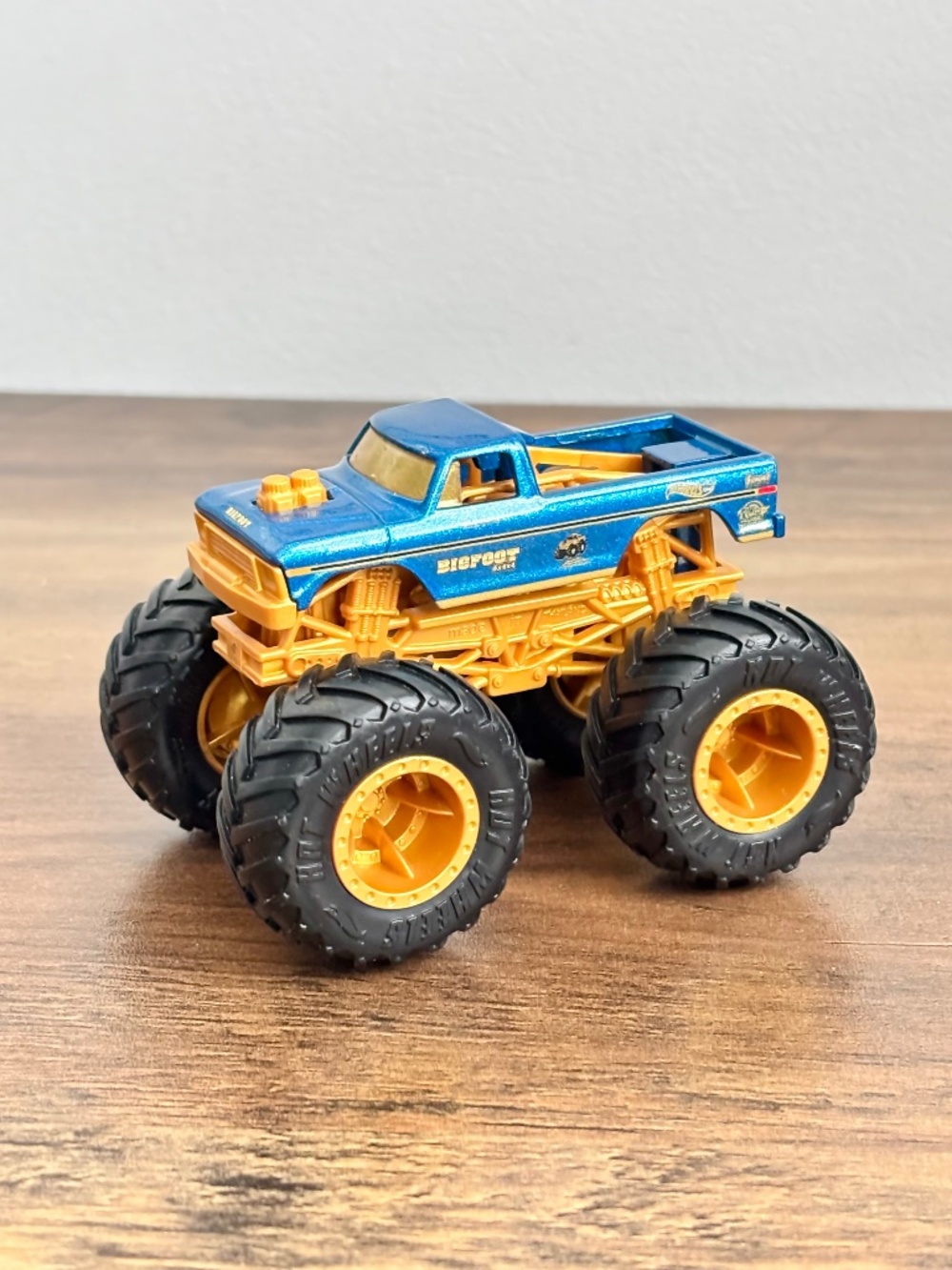 Mattel 1:64 Bigfoot Die Cast Metal Monster Truck Blue Gold Tires Hot Wheels Toy